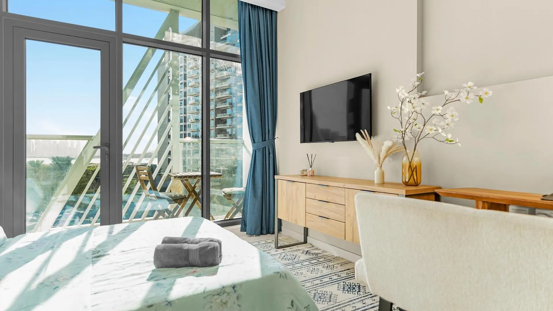 Cozy Sea & Marina View Apt With Rooftop Pool & Private Beach In Palm Jumeirah, Steps To Nakheel Mall Dubai
